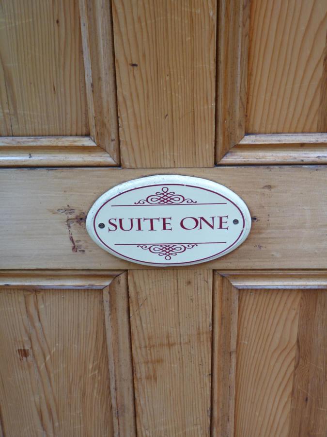 Bushman's Strahan Aparthotel Bagian luar foto