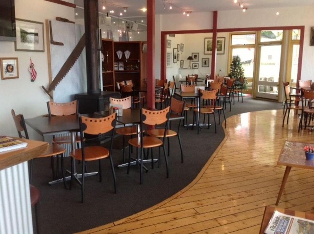 Bushman's Strahan Aparthotel Bagian luar foto