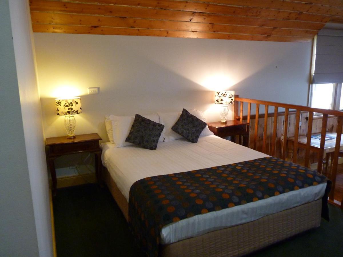 Bushman's Strahan Aparthotel Bagian luar foto