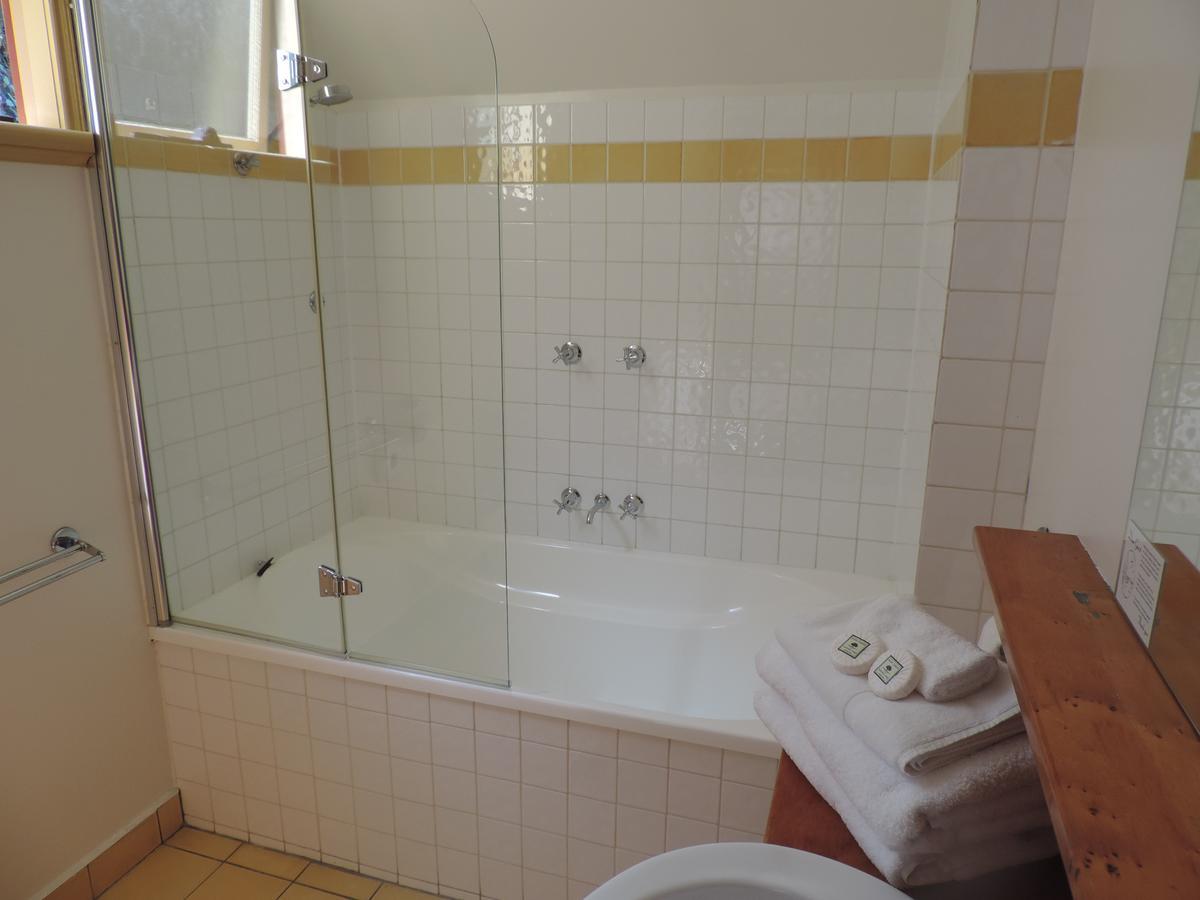 Bushman's Strahan Aparthotel Bagian luar foto