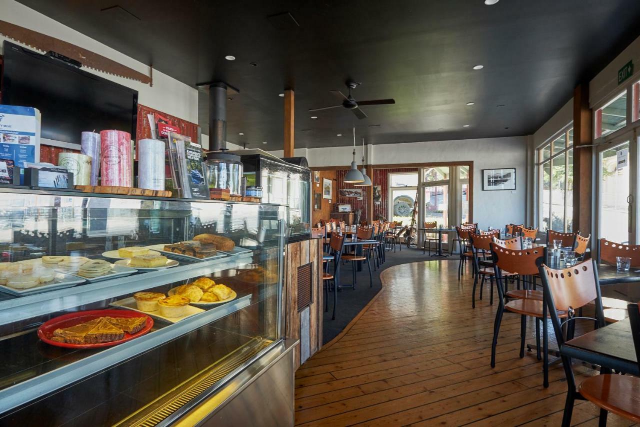 Bushman's Strahan Aparthotel Bagian luar foto